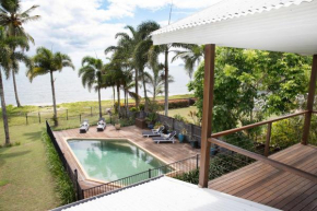 ABSOLUTE BEACHFRONT BLISS - NEWELL BEACH - 10 Metres to the Ocean, Newell